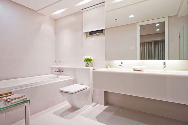 toilet and bath in the marco polo residences